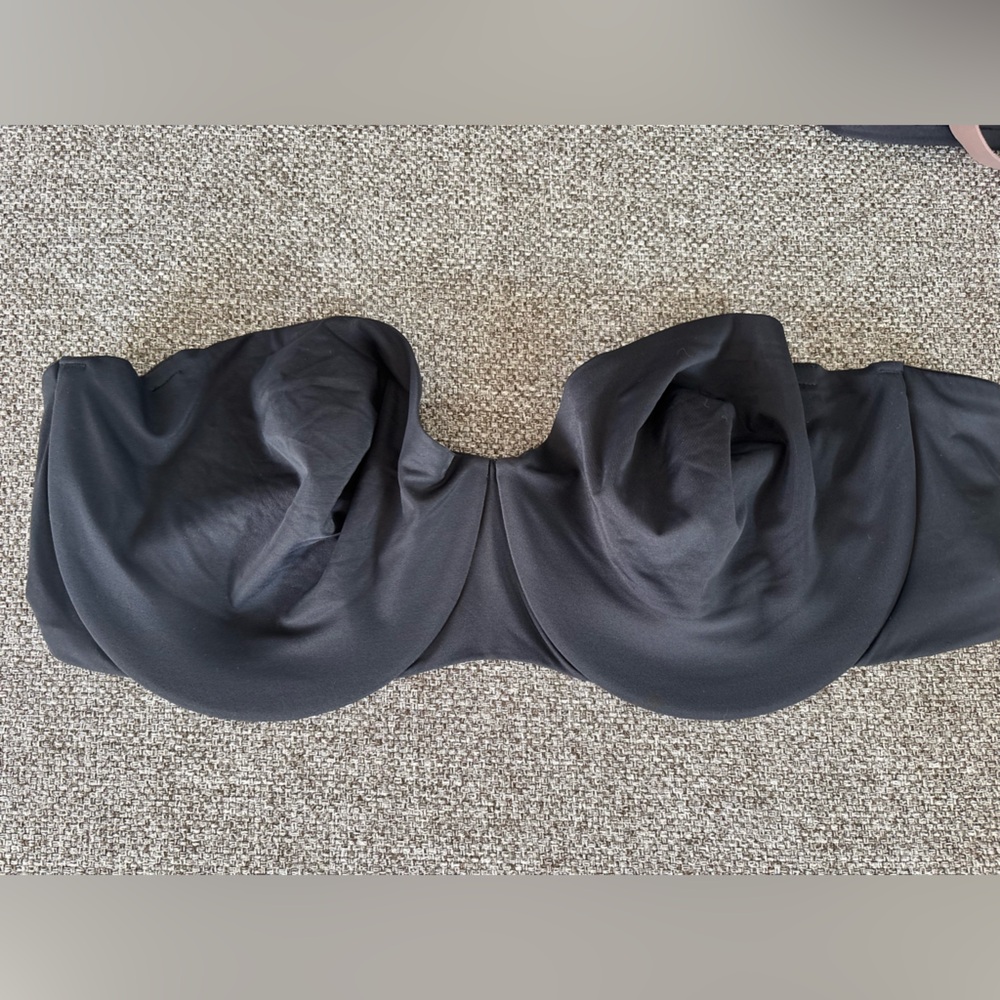 SKIMS Black Strapless Bra